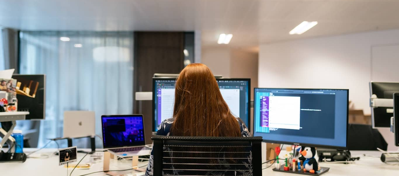 パソコンを操作する女性